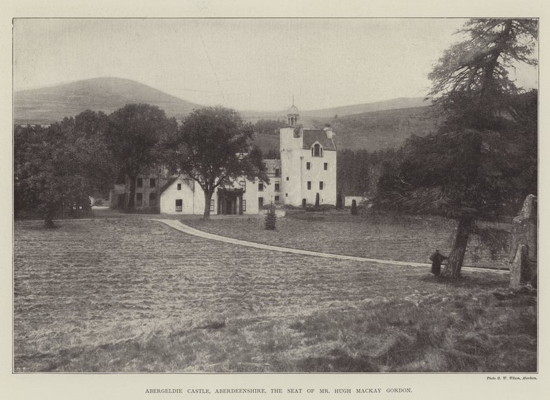 Castillo de Abergeldie, Aberdeenshire, la residencia del Sr. Hugh Mackay Gordon de English Photographer