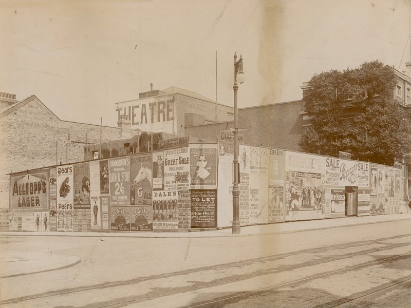 Anuncios en la esquina de Latchmere Road y Lavender Hill, Wandsworth, Londres de English Photographer