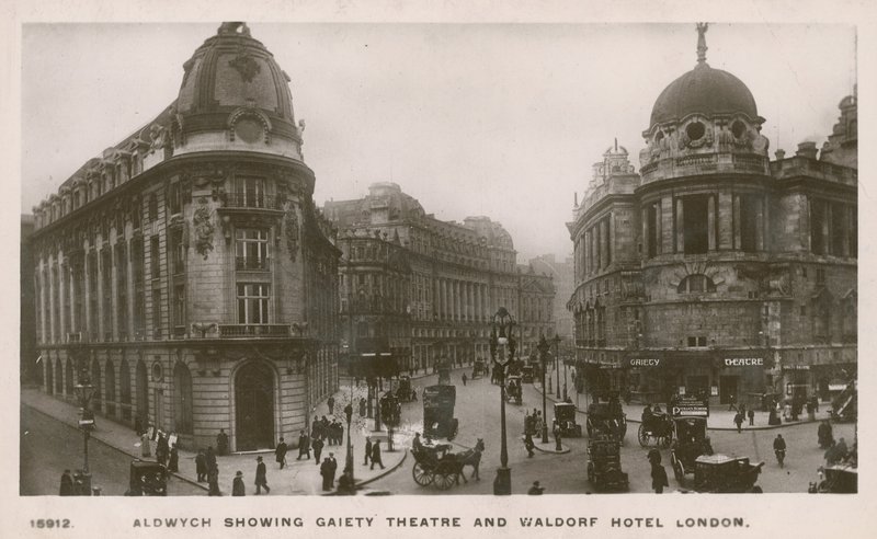 Aldwych mostrando el teatro Gaiety y el Waldorf Hotel de English Photographer
