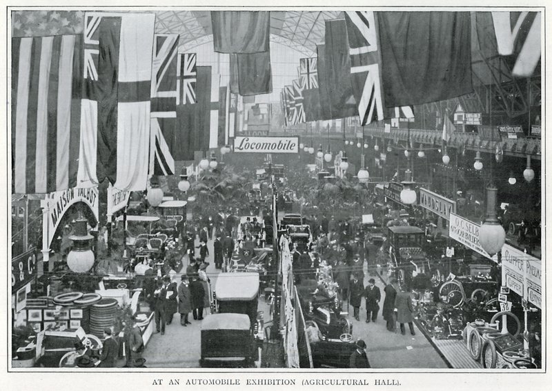 En una Exposición de Automóviles (Agricultural Hall) de English Photographer