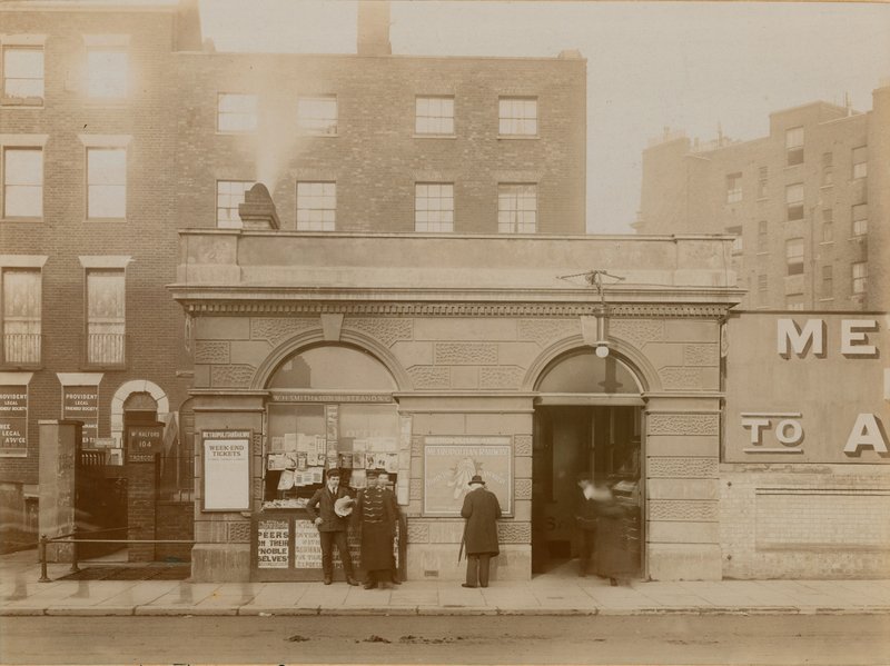 Estación de Ferrocarril de Baker Street, entrada este, Marylebone Road, Londres; fotografía tomada en mayo de 1908 de English Photographer