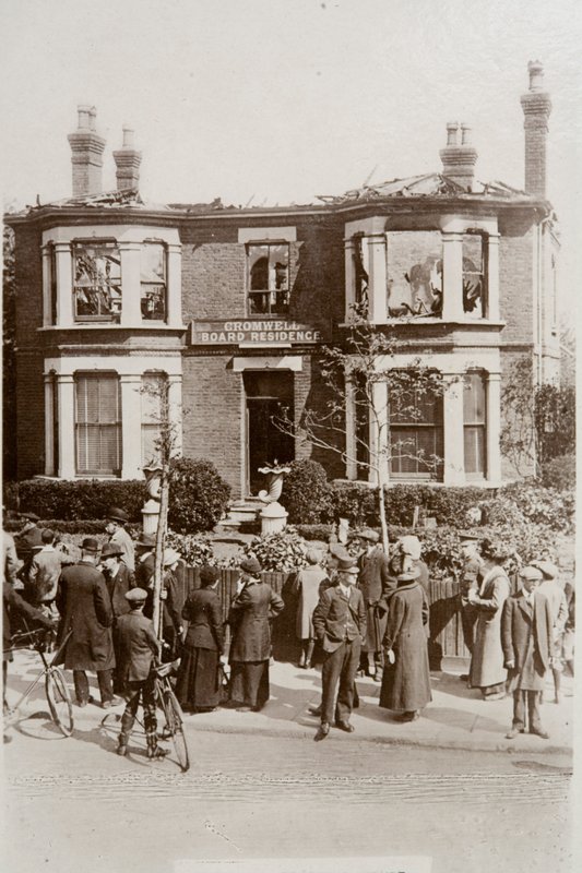 Casa de huéspedes en Cromwell Road dañada en un ataque de zepelín en Southend, Essex de English Photographer
