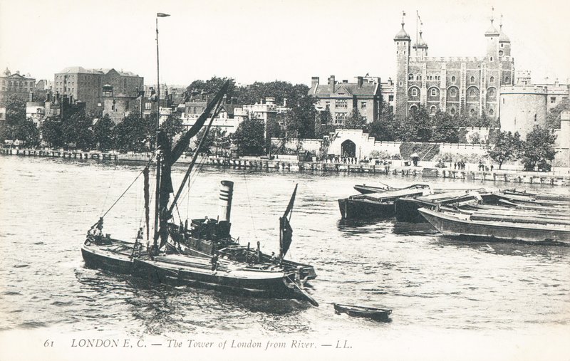 Barcos en el Río Támesis con la Torre de Londres al fondo de English Photographer