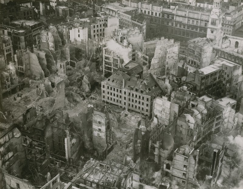 Imagen de daños por bombas desde la cima de la Catedral de San Pablo de English Photographer
