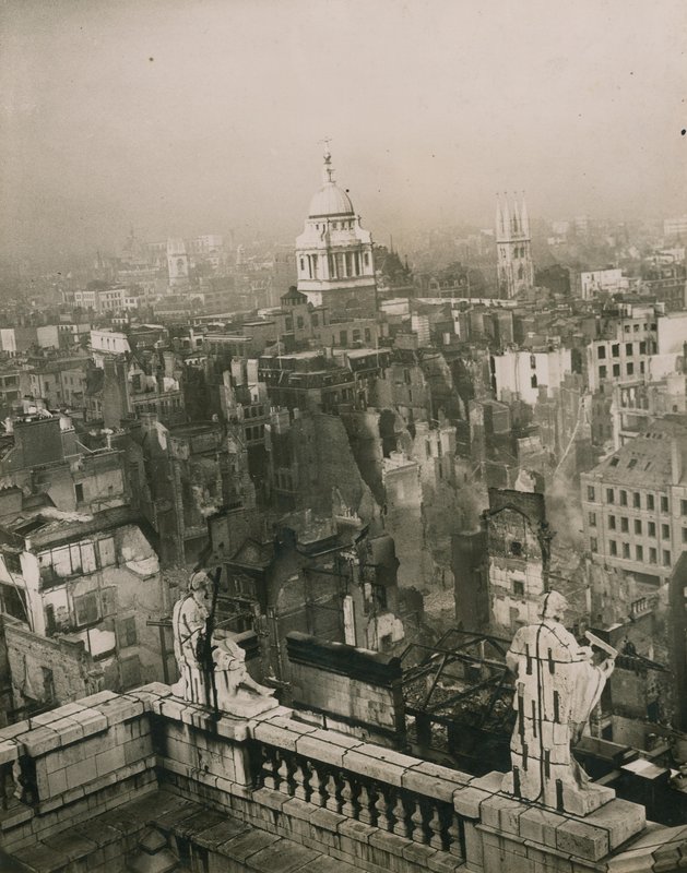 Imagen de daños por bombas desde la cima de la Catedral de San Pablo de English Photographer