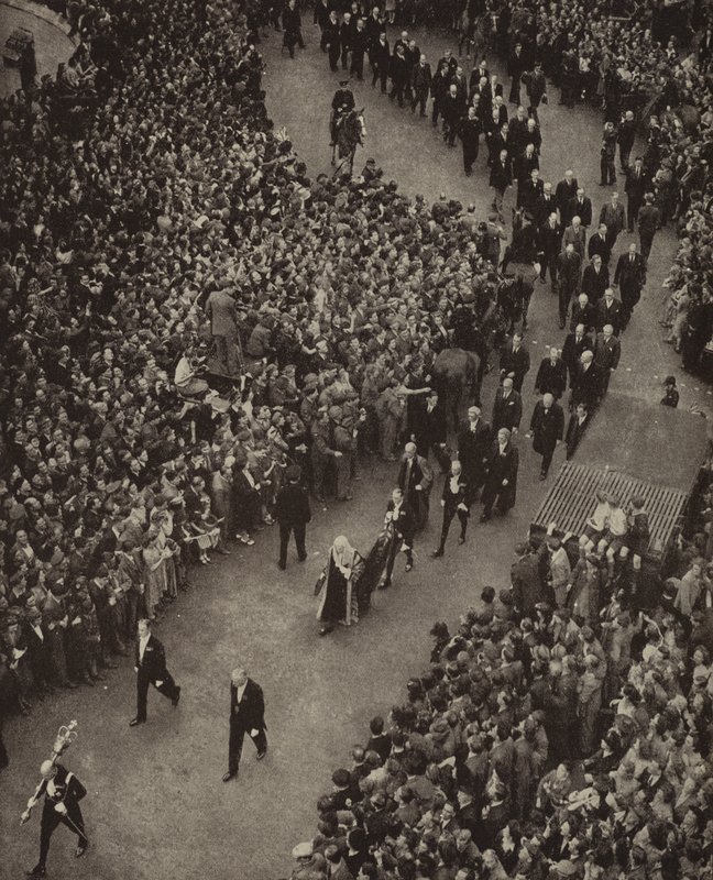 El primer ministro británico Winston Churchill y su gabinete caminan hacia la iglesia de Santa Margarita, Westminster, para un servicio de agradecimiento por la liberación de la amenaza de invasión de la Alemania nazi, 8 de mayo de 1945 (foto b/n). de English Photographer