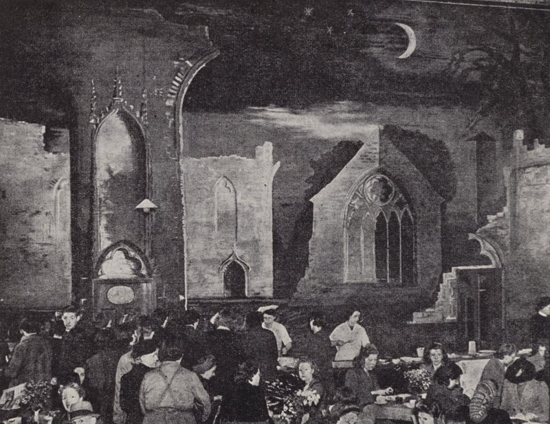 Restaurante Británico, uno de más de 1000 establecidos por el Ministerio de Alimentos para atender a las personas que quedaron sin hogar o privadas de donde normalmente comerían por los bombardeos alemanes, Segunda Guerra Mundial, c.1942 de English Photographer