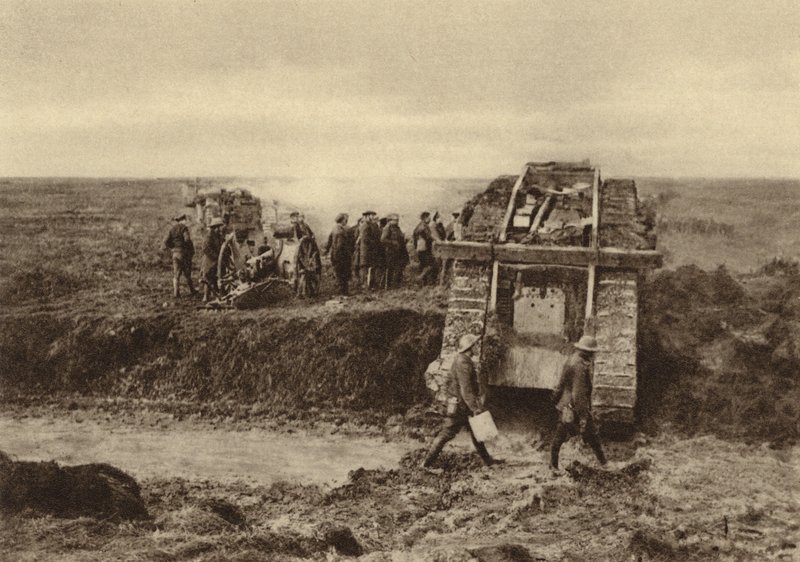 Escuadrón de tanques británicos pasando posiciones de artillería en Graincourt en su camino para atacar Bourlon Wood, Batalla de Cambrai, Francia, Primera Guerra Mundial, noviembre de 1917 de English Photographer