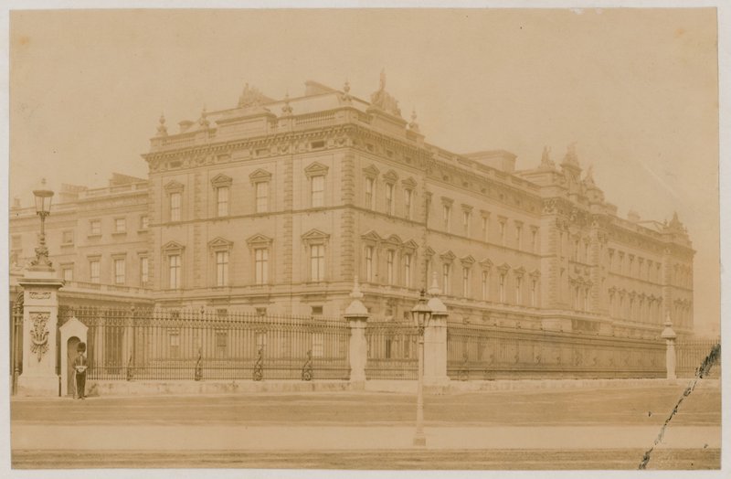Palacio de Buckingham, 1876 de English Photographer