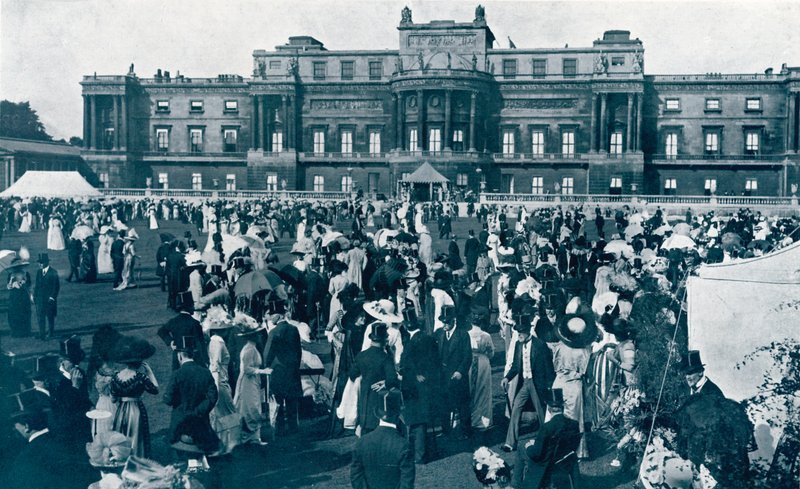 Fiesta en el jardín del Palacio de Buckingham, 1911 de English Photographer