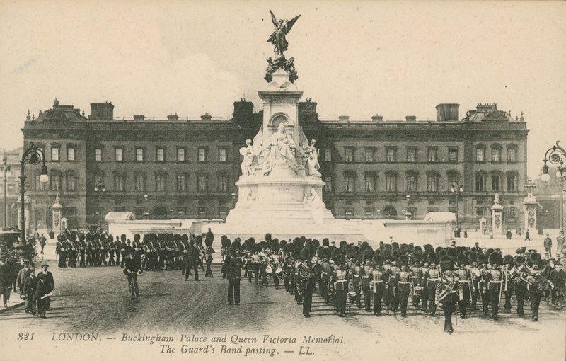 Palacio de Buckingham y Memorial de la Reina Victoria; La Banda de los Guardias pasando de English Photographer