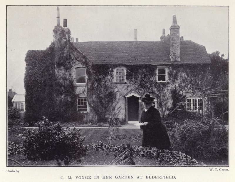 C M Yonge en su jardín en Elderfield de English Photographer