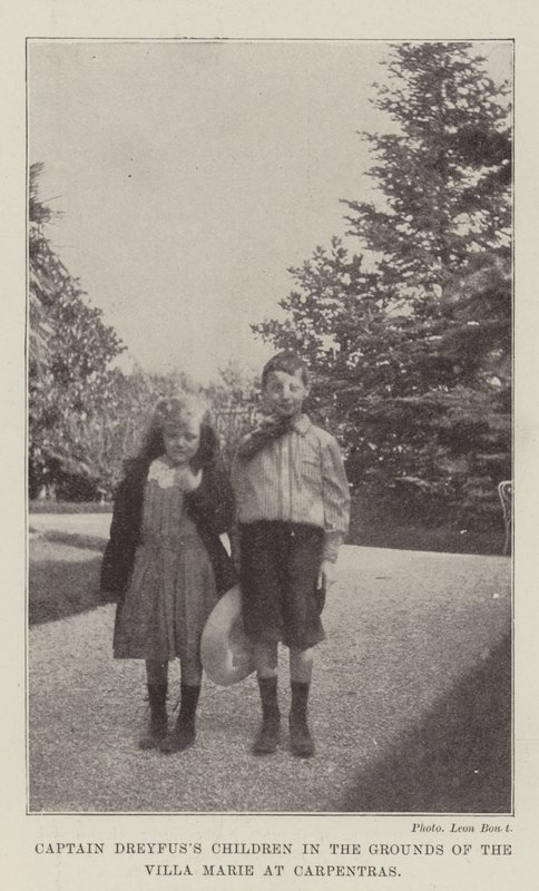 Los hijos del Capitán Dreyfus en los terrenos de la Villa Marie en Carpentras de English Photographer