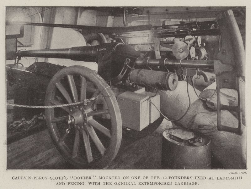 La hija del capitán Percy Scott montada en uno de los cañones de 12 libras usados en Ladysmith y Pekín, con el carro improvisado original de English Photographer