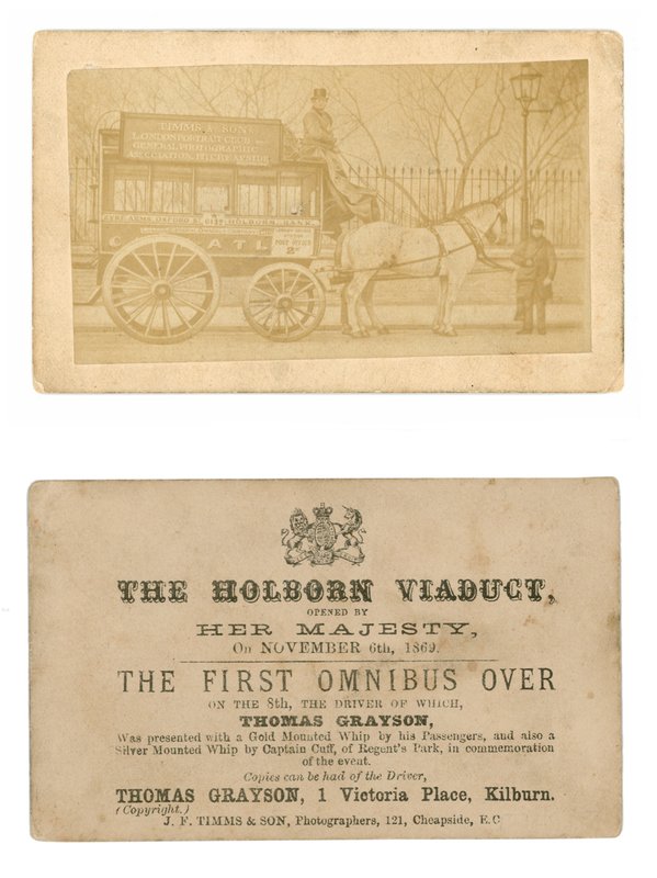 Tarjeta (frontal y trasera) conmemorando el primer ómnibus conducido a través del Viaducto de Holborn, 6 de noviembre de 1869 de English Photographer