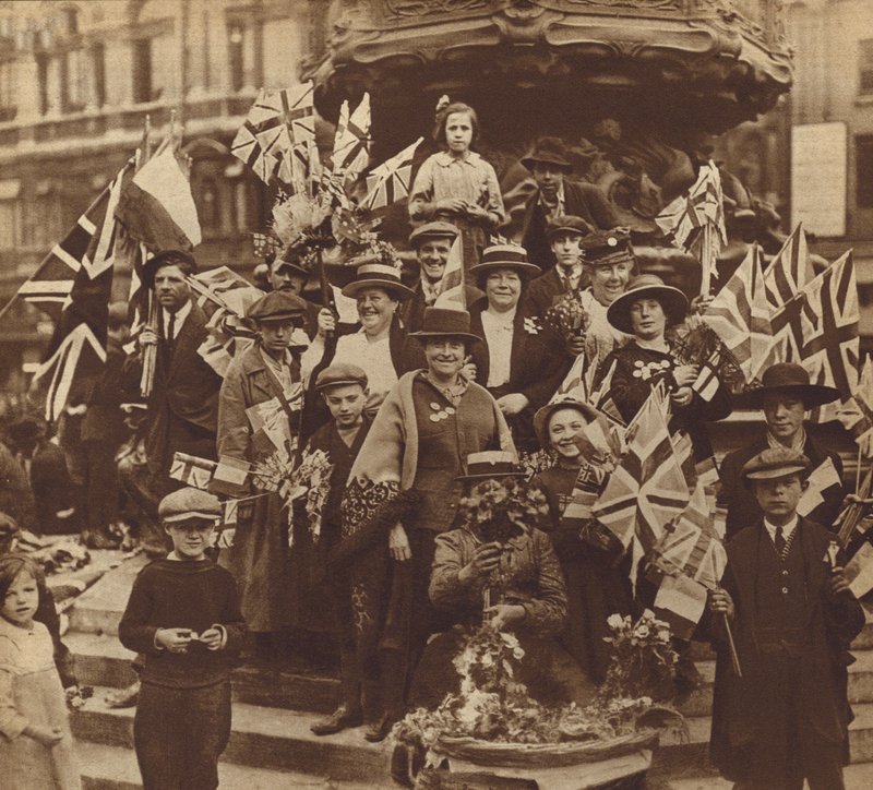 Celebración de la victoria en la Primera Guerra Mundial en Piccadilly Circus, Londres de English Photographer
