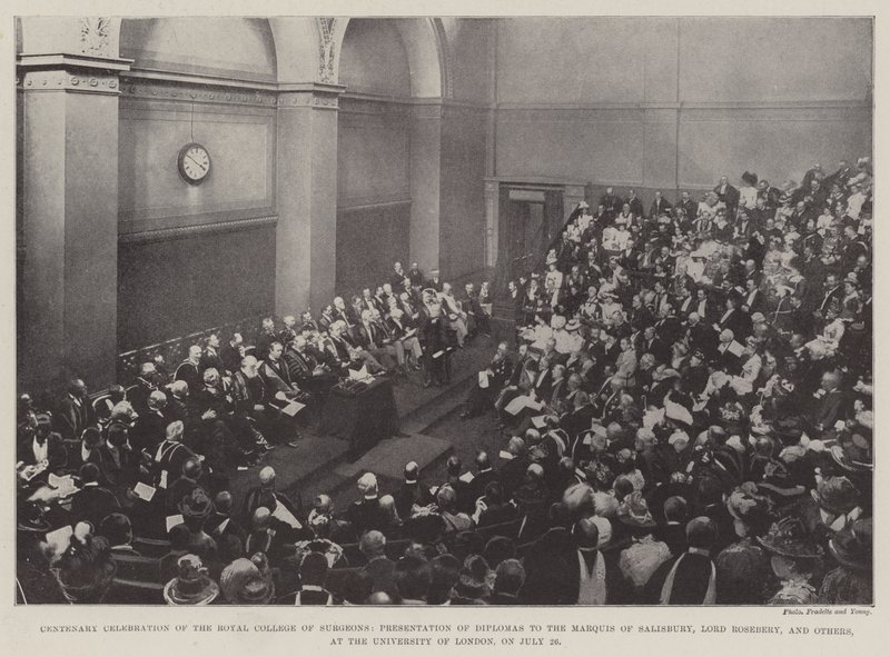 Celebración del centenario del Royal College of Surgeons, presentación de diplomas al Marqués de Salisbury, Lord Rosebery y otros, en la Universidad de Londres, el 26 de julio de English Photographer
