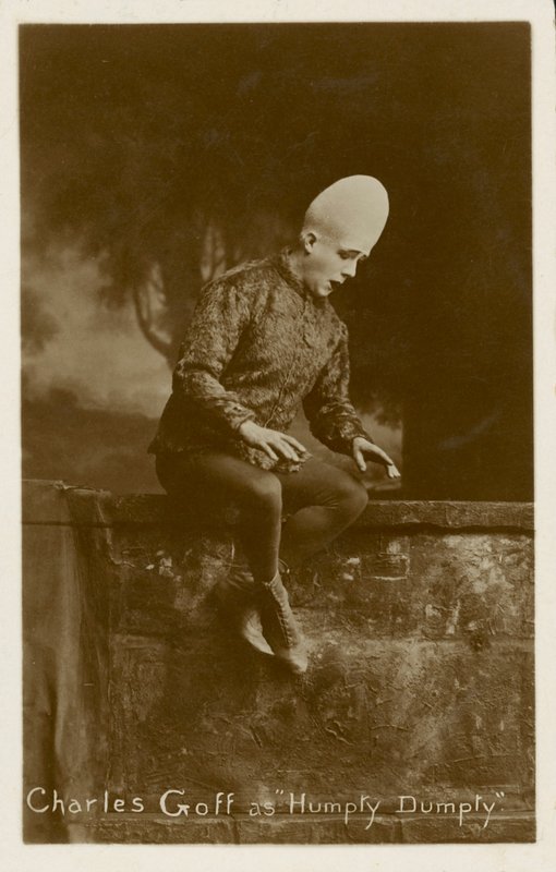 Charles Goff como Humpty Dumpty (foto b/n) de English Photographer