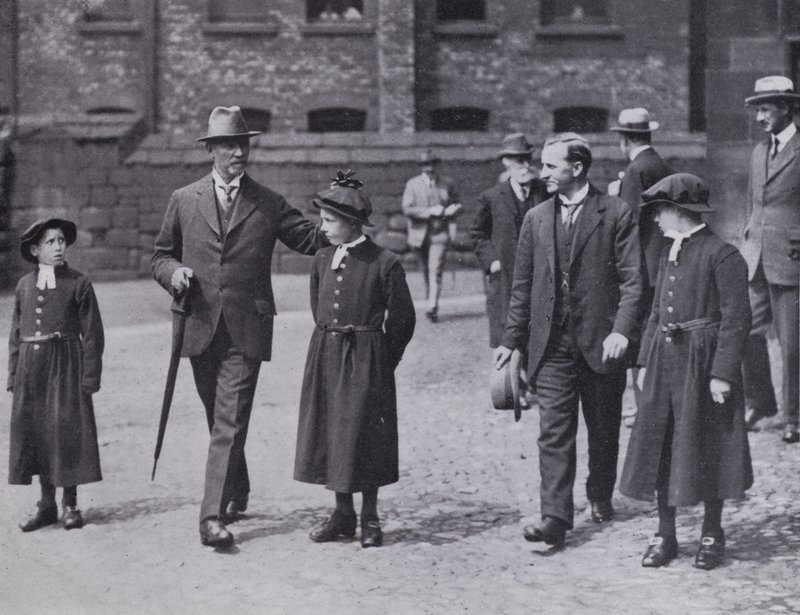 Hospital y Biblioteca de Chetham, Manchester: Visita del General Smuts, 7 de Julio de 1919 de English Photographer