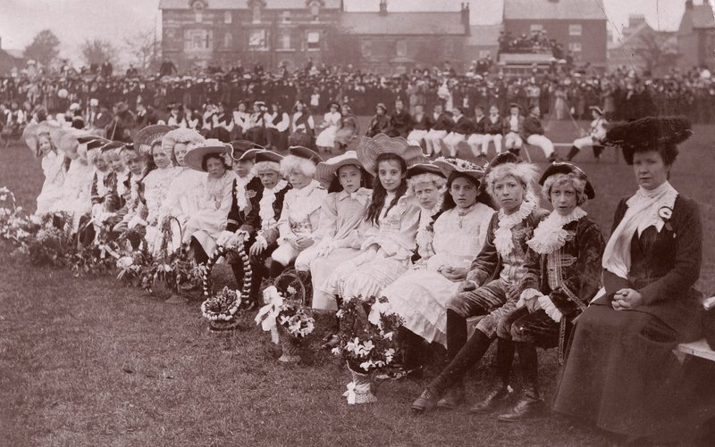 Niños participantes en un concurso de disfraces, c.1910 de English Photographer