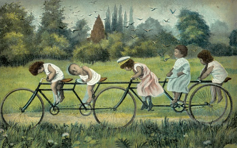 Niños en una bicicleta de cuatro ruedas (foto en color) de English Photographer