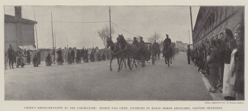 El representante de China en la coronación, el príncipe Tsai Chen, escoltado por la Artillería Real a Caballo, saliendo de Shanghái de English Photographer