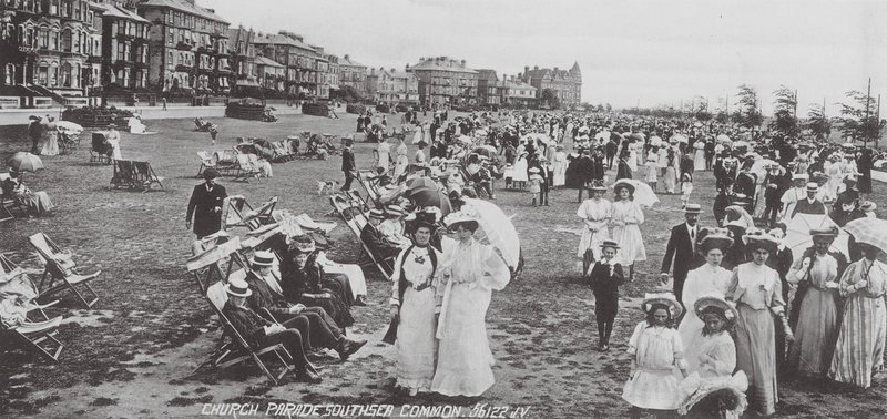 Church Parade, Southsea Common (foto en blanco y negro) de English Photographer