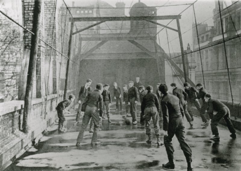 Campo de fútbol de la escuela de la ciudad en 1902 de English Photographer