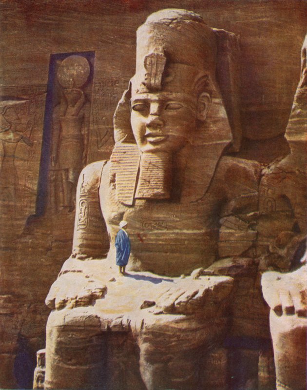 Figura colosal sentada de Ramsés II en Abu Simbel de English Photographer