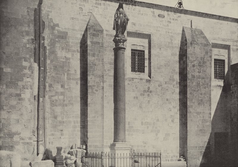 Columna y Estatua de la Virgen, Nazaret, cerca del sitio de la casa de José y María de English Photographer