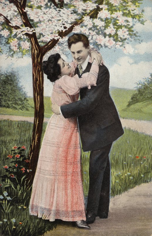 Pareja abrazándose bajo un árbol en flor de English Photographer