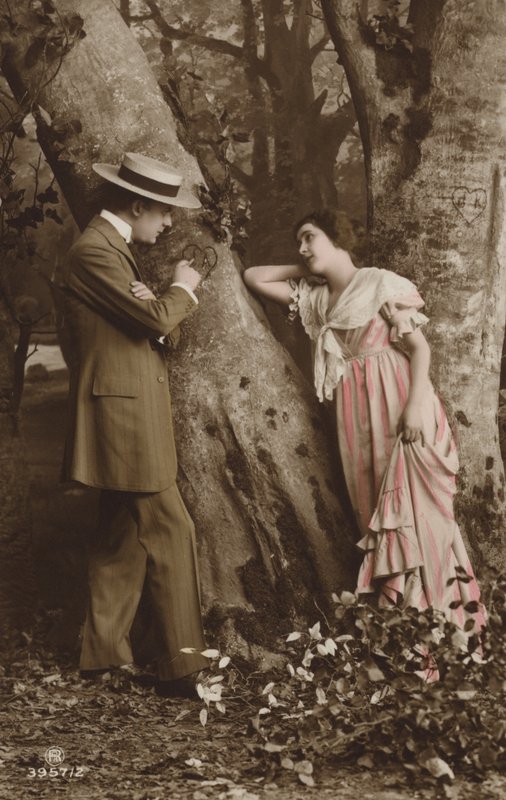 Pareja grabando sus iniciales en un árbol de English Photographer
