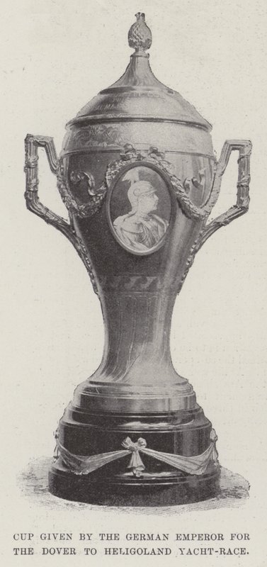 Copa otorgada por el emperador alemán para la carrera de yates de Dover a Heligoland de English Photographer