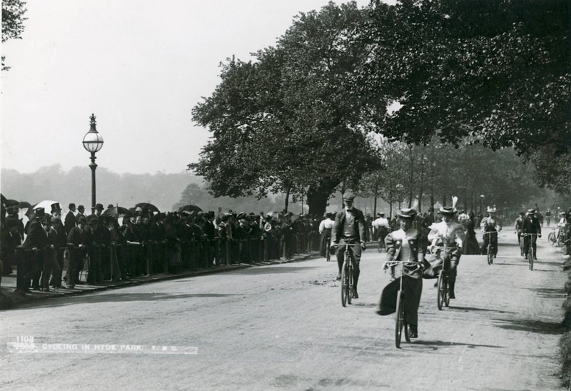 Ciclismo en Hyde Park, c. 1895 de English Photographer