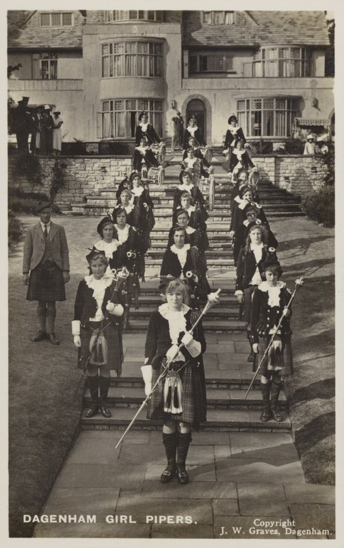 Dagenham Girl Pipers, Essex de English Photographer