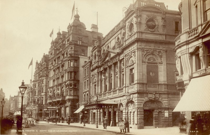Teatro Dalys y lado norte de Leicester Square, Londres de English Photographer