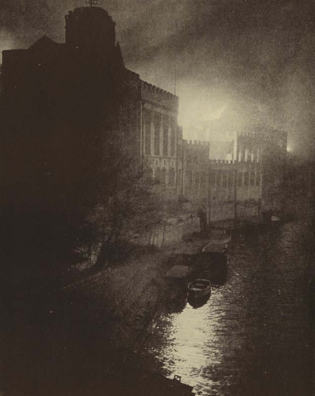 Destrucción del Guildhall medieval de York por un ataque aéreo alemán durante el Baedecker Blitz, Segunda Guerra Mundial, abril de 1942 (foto en blanco y negro) de English Photographer