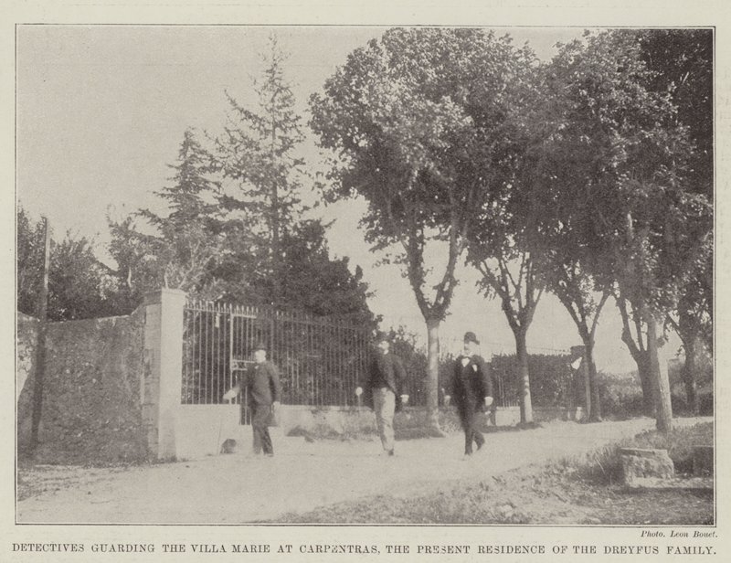 Detectives vigilando la Villa Marie en Carpentras, la residencia actual de la familia Dreyfus de English Photographer
