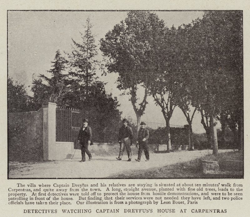 Detectives vigilando la casa del Capitán Dreyfus en Carpentras de English Photographer