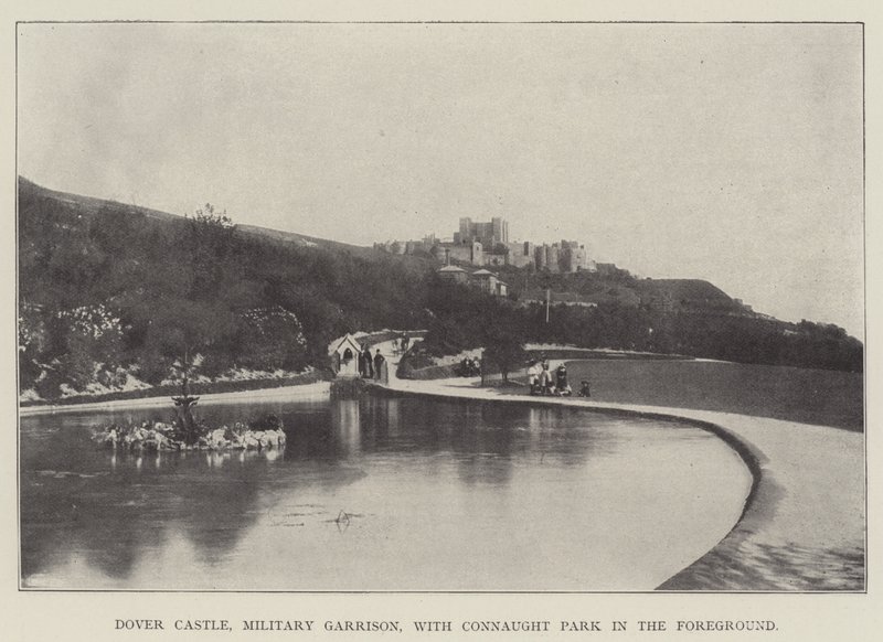 Castillo de Dover, Guarnición Militar, con el Parque Connaught en Primer Plano de English Photographer