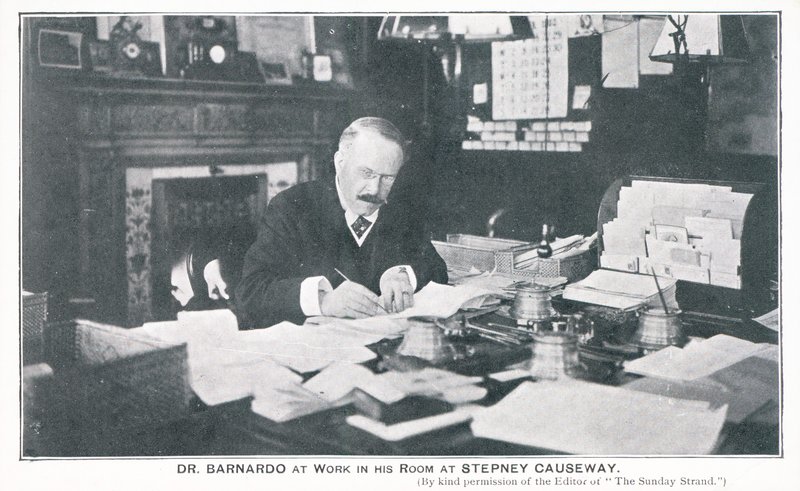 Dr Barnardo trabajando en su habitación en Stepney Causeway de English Photographer
