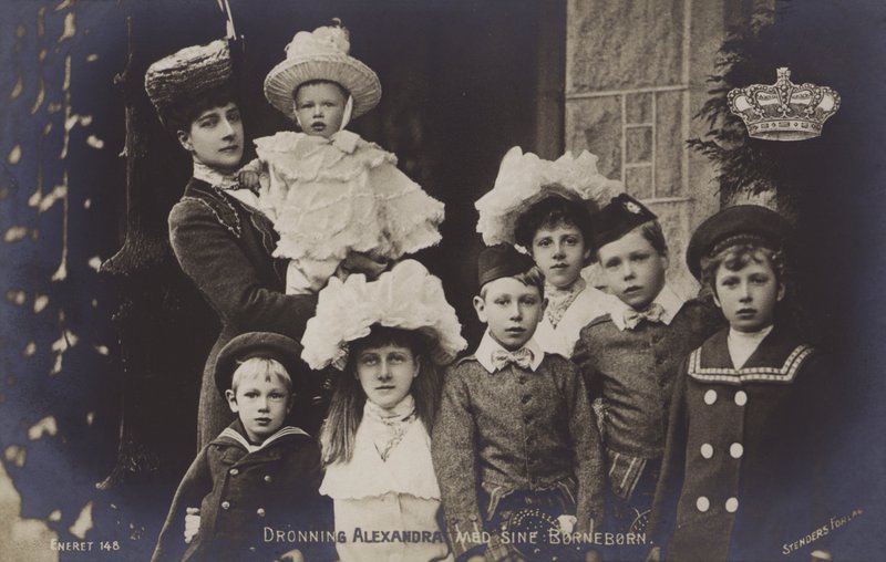 La reina Alexandra con sus hijos (foto b/n) de English Photographer