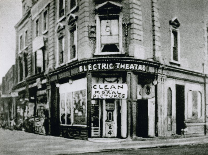 Primer cine Flea-Pit, el Nelson Electric Theatre en Old Kent Road, mostrando, imágenes morales limpias de English Photographer
