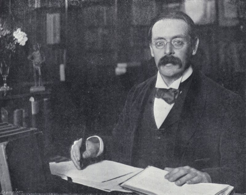 Edmund Gosse en su estudio de English Photographer