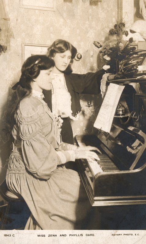 Actrices y cantantes inglesas, Zena Dare y su hermana Phyllis Dare (foto b/n) de English Photographer