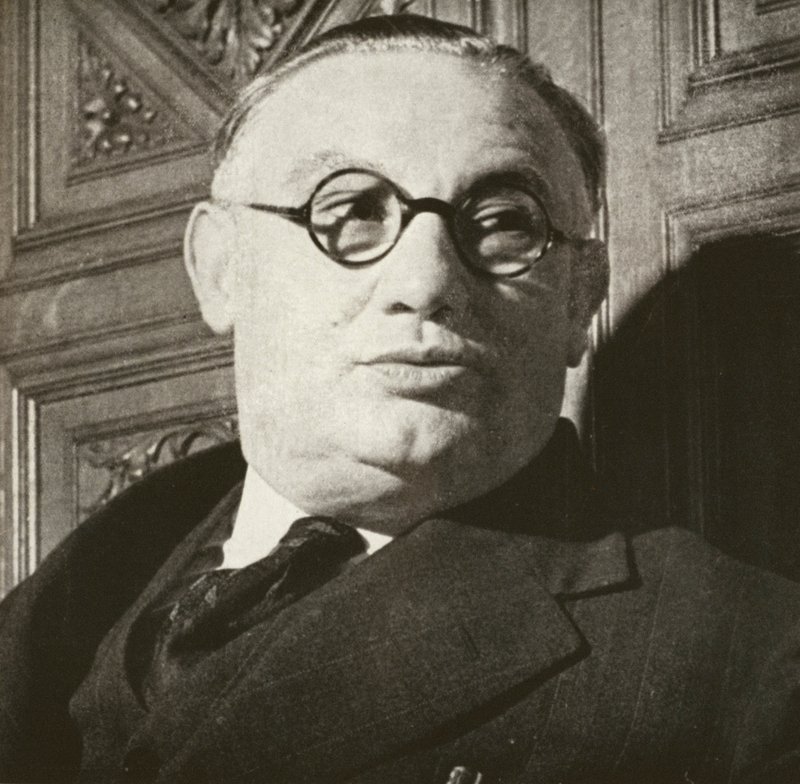 Ernest Bevin, retrato, c.1940 (foto b/n) de English Photographer