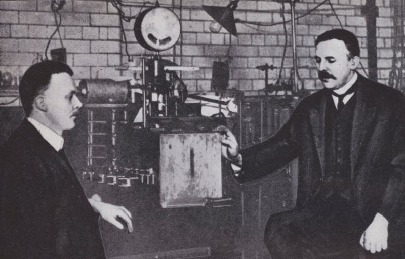 Ernest Rutherford, a la izquierda, y Hans Geiger en el Laboratorio de Física de la Universidad de Manchester (foto b/n) de English Photographer