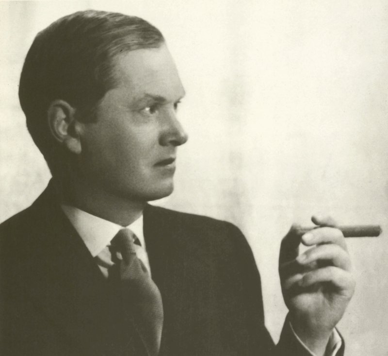 Evelyn Waugh, retrato, fumando un cigarro de English Photographer