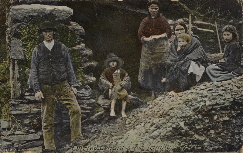 Inquilino desalojado y su familia, Irlanda de English Photographer