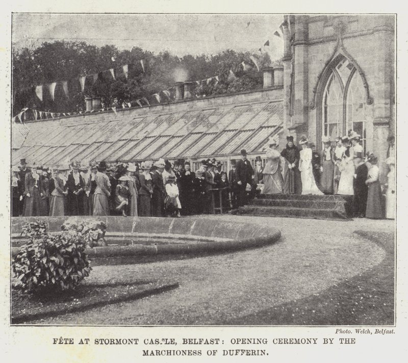 Fiesta en el Castillo Stormont, Belfast, ceremonia de apertura por la Marquesa de Dufferin de English Photographer